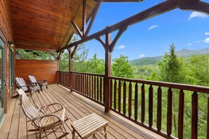 Property grounds - 5 Mins to GBurg! Hot Tub*MTN Views*Games*Comm Pool (Gatlinburg)