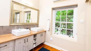 Appartement, niet-roken, patio | Badkamer | Handdoeken, zeep, shampoo, toiletpapier