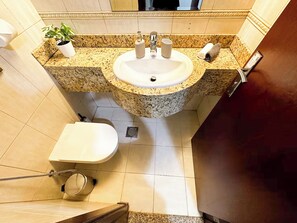 Ensemble baignoire-douche, séchoir à cheveux, pantoufles
