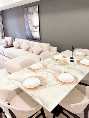Appartement Deluxe, vue marina | Restauration dans la chambre