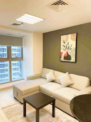 ดีลักซ์อพาร์ทเมนท์, วิวท่าเรือ | บริเวณนั่งเล่น | สมาร์ททีวี 60 นิ้ว พร้อมช่องดิจิตอล, Netflix, บริการสตรีมมิ่ง