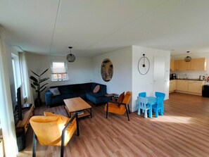 Smart TV - Family friendly vacation home in Schoonloo with lots of privacy (Schoonloo)