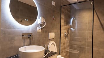 Dusche, kostenlose Toilettenartikel, Haartrockner, Handtücher