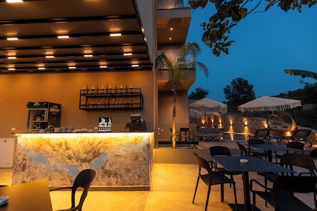 Bar (en la propiedad). Diol Hotel