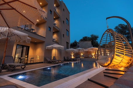 Una piscina al aire libre de temporada. Diol Hotel