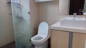 Douche, sĂšche-cheveux, bidet, serviettes fournies