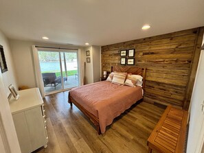 7 bedrooms, iron/ironing board, free WiFi, bed sheets - 7-bedrm, 5-bath home on 168' of open shoreline on a wide, deep-water cove. (Henrico)