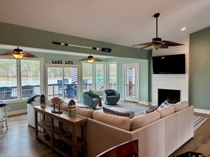 Una Smart TV, una chimenea, libros