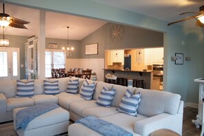 Smart TV, fireplace, books - 7-bedrm, 5-bath home on 168' of open shoreline on a wide, deep-water cove. (Henrico)