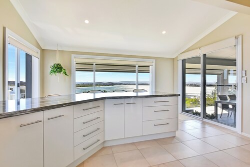 The Sea Serenade - Stay 3 nights, pay for 2! Stay 7 Nights, pay for 5!