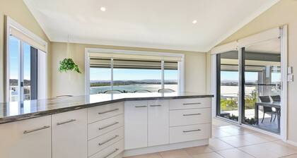 The Sea Serenade - Minutes drive to Caves Beach