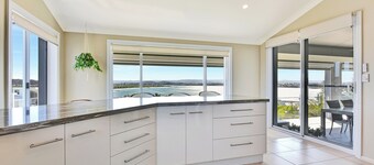 The Sea Serenade - Minutes drive to Caves Beach