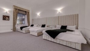 3 quartos, escrivaninha, ferros/tábuas de passar roupa