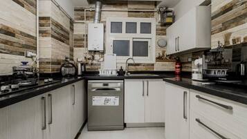 Apartamento básico | Cozinha privada | Geladeira, micro-ondas, fogão, cooktop