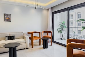 Appartement de base (Ample & Artistic) | Aire de séjour | Téléviseur connecté de 55 po avec télévision par satellite