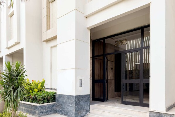 Basic Apartment (Ample & Artistic) | Exterior detail - Xuru Stays I Valory - 5 Min to Airport (Cairo)