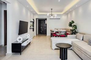 Appartement de base (Ample & Artistic) | Aire de séjour | Téléviseur connecté de 55 po avec télévision par satellite