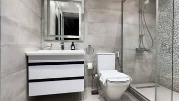 Basic Apartment | Bathroom | Eco-friendly toiletries, hair dryer, towels, soap