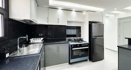 The Bold & Bright 3bdr Apt. 15 Min To Airport