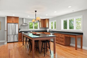 Four à micro-ondes, un four, surface de cuisson, lave-vaisselle