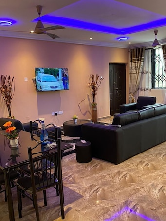 Apartamento Deluxe, balcón, vistas al jardín | Zona de estar | Una televisión de pantalla plana. Ekoara Apartment