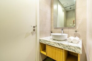 Douche, serviettes fournies, savon, shampoing