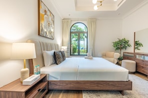 5 chambres, coffres-forts dans les chambres, fer et planche à repasser