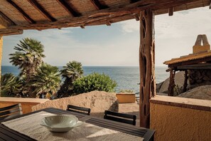 Outdoor dining - Villa due Mari - direct sea access and magnificent sea view (Torre Delle Stelle (Maracalagonis))