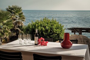 Outdoor dining - Villa due Mari - direct sea access and magnificent sea view (Torre Delle Stelle (Maracalagonis))