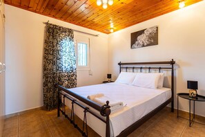 5 bedrooms, desk, Internet
