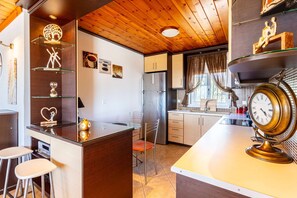 5 bedrooms, desk, Internet