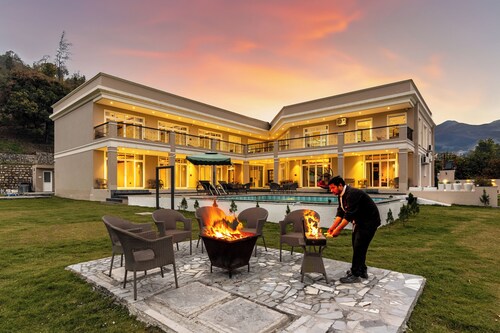 Luxurious forest view quaint resort 10 bedrooms in charming Rishikesh