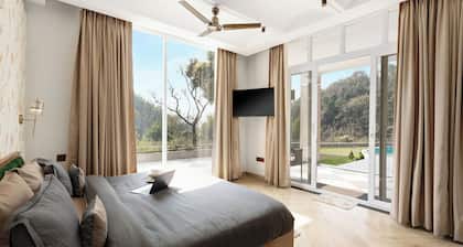 Luxurious forest view quaint resort 10 bedrooms in charming Rishikesh