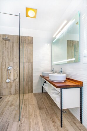 Een douche, een haardroger, handdoeken, toiletpapier