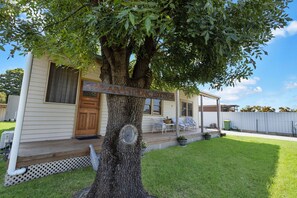 Property grounds - Armstrong Cottage - Cozy Retreat Near the Lake (Paynesville)