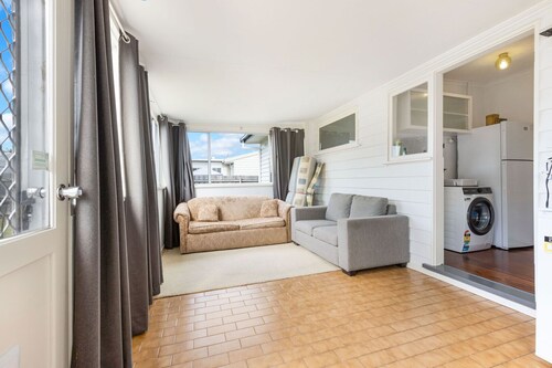 Shelby Cottage - Cozy Retreat in Quiet Paynesville