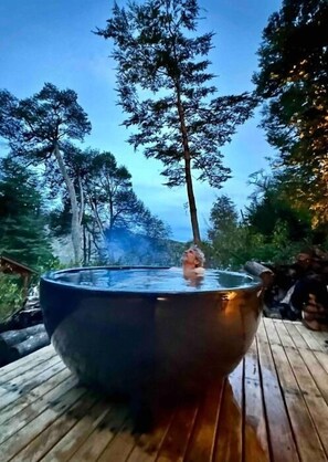 Outdoor spa tub - Casa Gallareta Costa de Lago. Luxury Chalet 1 (Villa la Angostura)