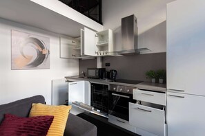 Kühlschrank, Mikrowelle, Ofen, Herdplatte