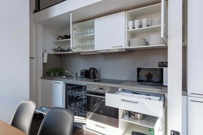 Kjøleskap, mikrobølgeovn, ovn og oppvaskmaskin