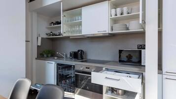 Fridge, microwave, dishwasher, cookware/dishes/utensils