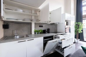 Fridge, microwave, oven, stovetop - Charming apartment in Prague (Křižíkova small)