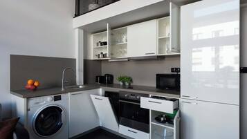 Kühlschrank, Ofen, Wasserkocher mit Kaffee-/Teezubehör, Toaster