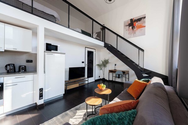 TV, offices - Spacious loft-apart in Prague (Križíkova small)