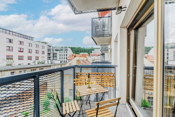 Outdoor dining - Modern 3-bedroom apartment with balcony (Prague)