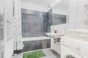 Dusj, hårføner og håndklær