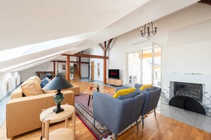 TV, fireplace - Spacious 4 bedroom apartment near National Museum (Prague)