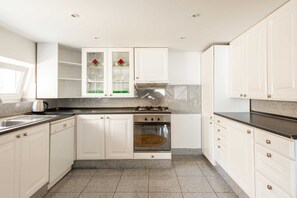 Fridge, oven, stovetop, dishwasher - Spacious 4 bedroom apartment near National Museum (Prague)