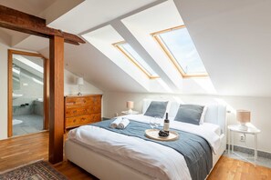 4 bedrooms, iron/ironing board, WiFi, bed sheets - Spacious 4 bedroom apartment near National Museum (Prague)