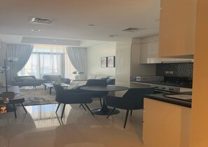Departamento superior, 2 habitaciones, vista a la bahía | Área de sala de estar | Televisión LCD de 55 pulgadas con canales digitales 