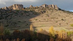 Eine gebirgige Landschaft mit schroffen Felsen und spärlicher Vegetation.